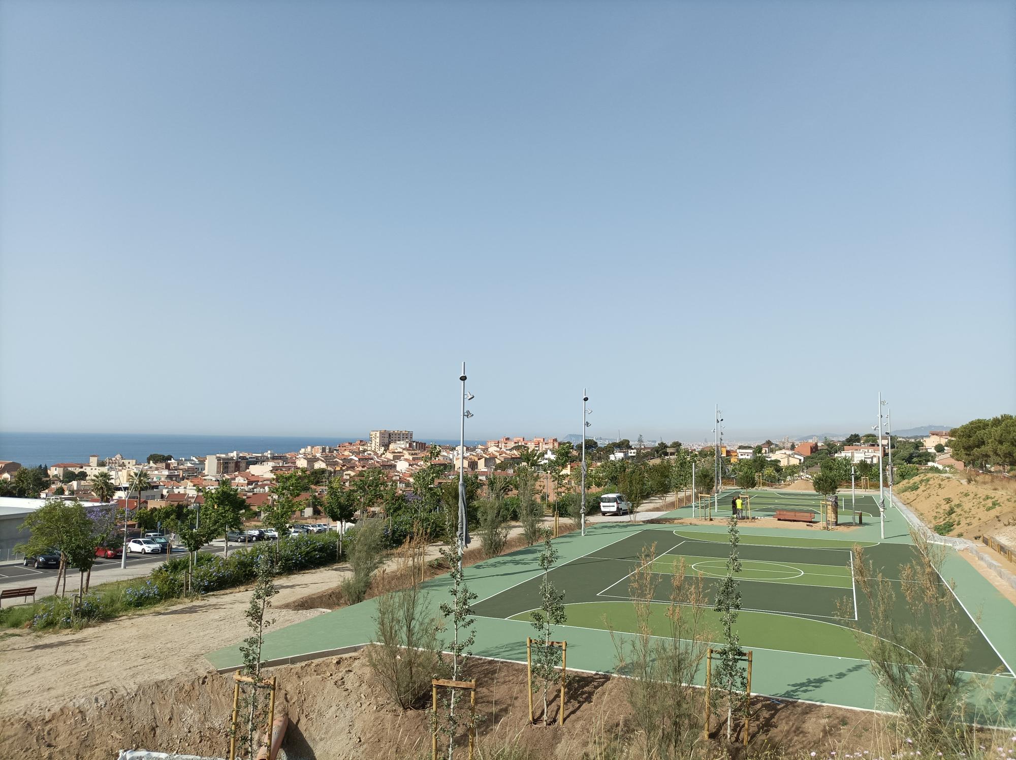 Imatge pels mitjans: Xarxa a les pistes esportives del Vallmora (per recollir pilotes)