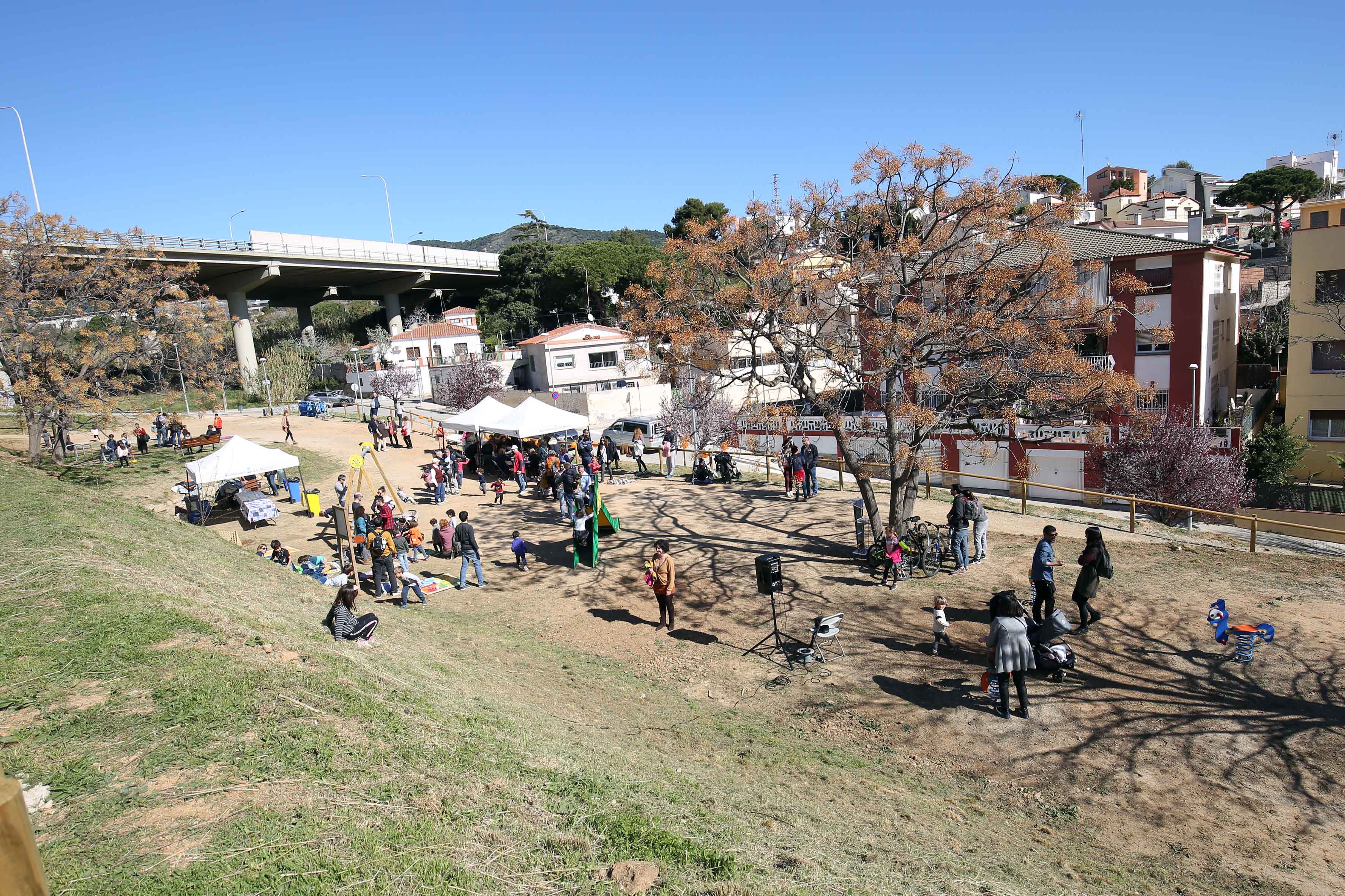 Imatge pels mitjans: Instal·lar tanques al parc infantil dels Vivers