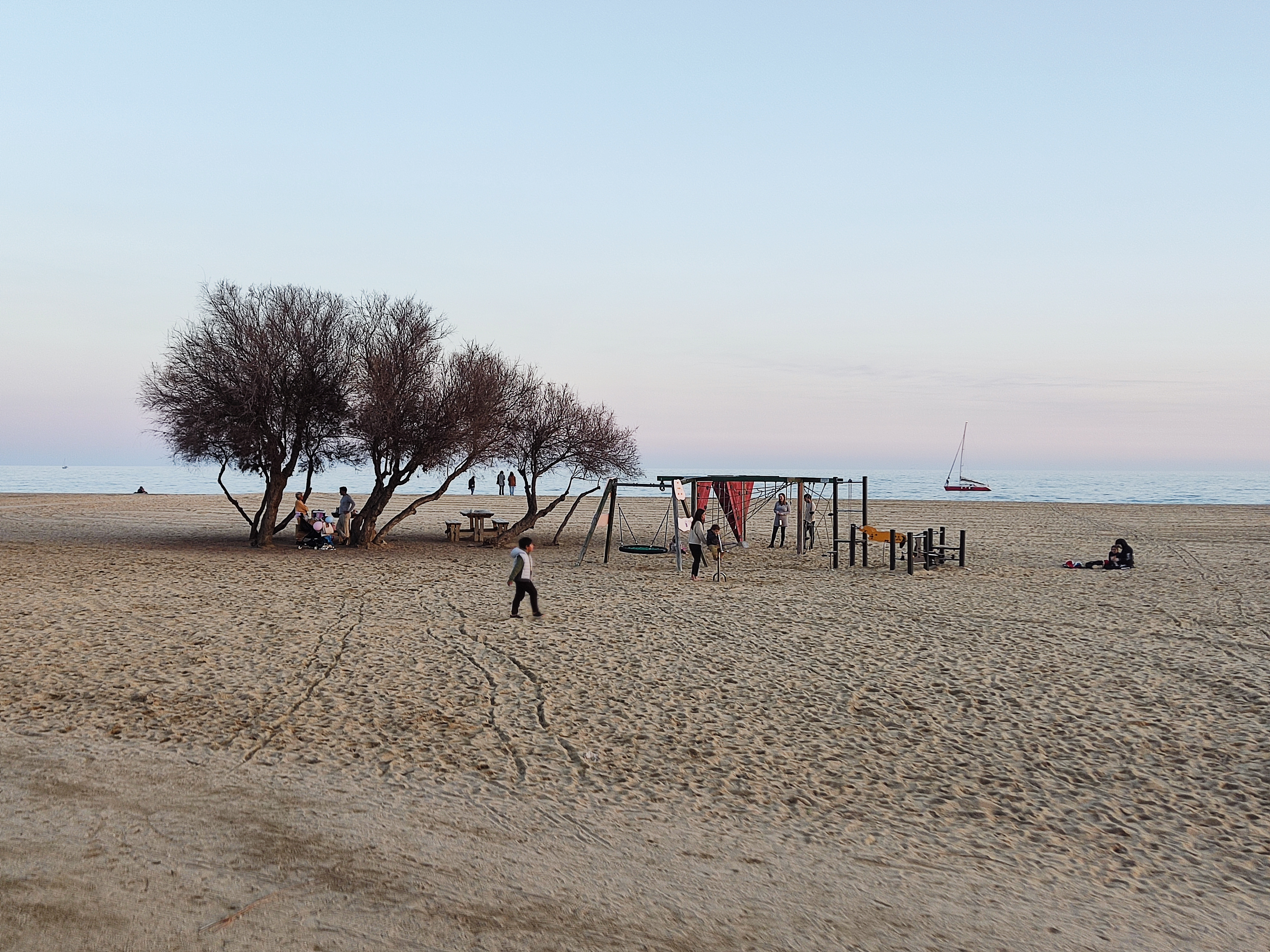 Imatge pels mitjans: Parc infantil a la platja d'Ocata