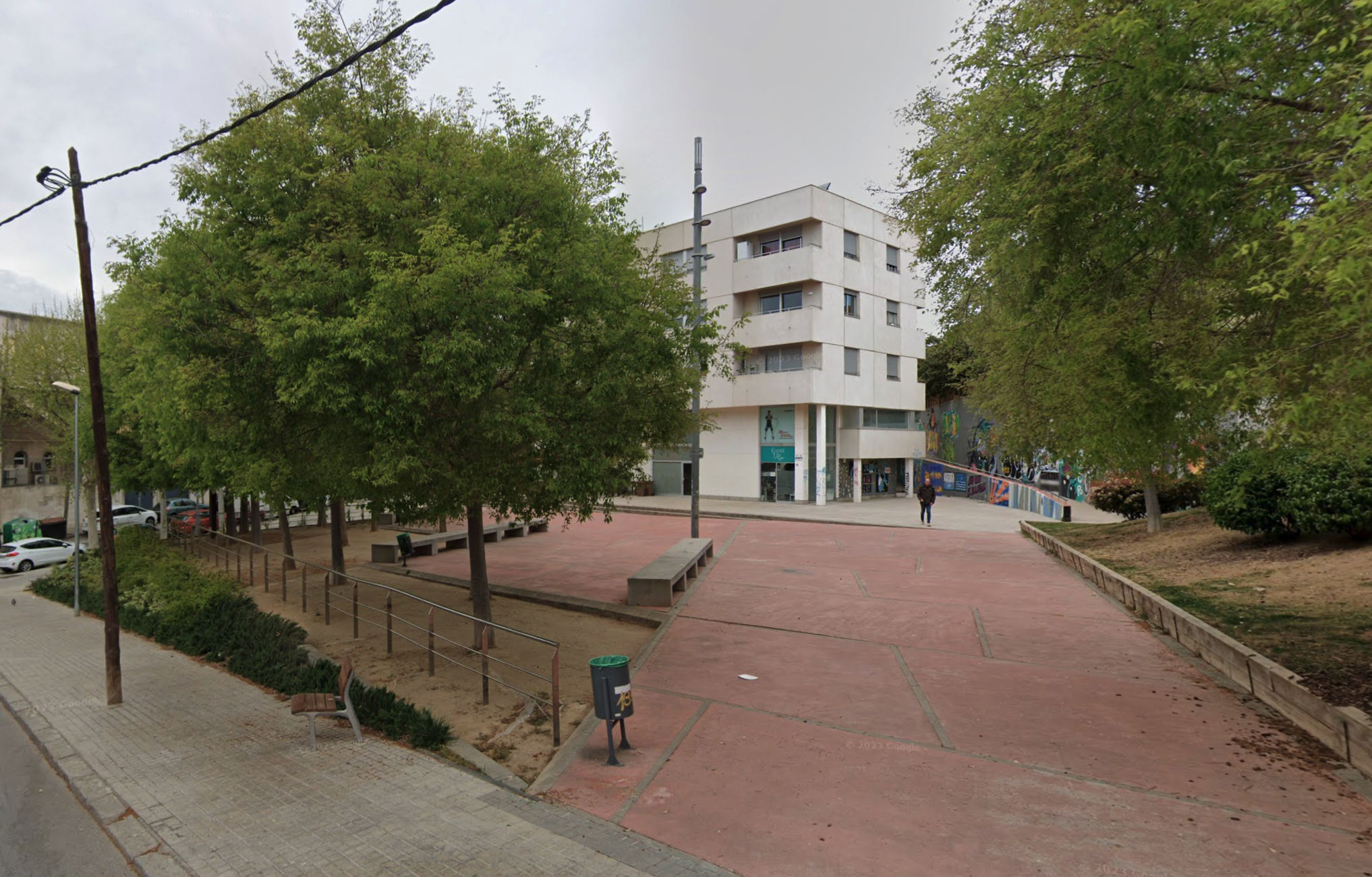 Imatge pels mitjans: Nova zona de jocs infantils plaça Miquel Martí i Pol